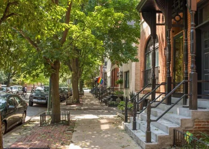 4 Bedroom • Theater • Gym • Walk To Lincoln Park! Сasa de vacaciones