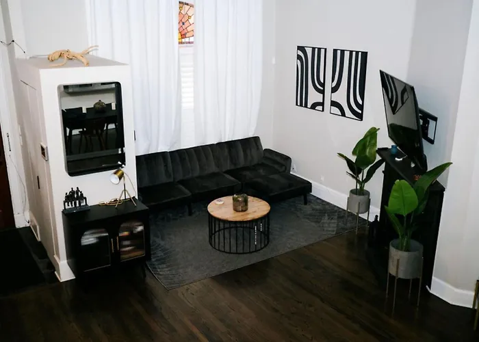 4 Bedroom • Theater • Gym • Walk To Lincoln Park! Сasa de vacaciones *