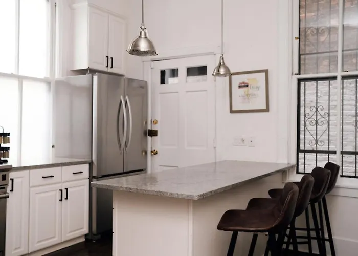 4 Bedroom • Theater • Gym • Walk To Lincoln Park! Сasa de vacaciones Chicago
