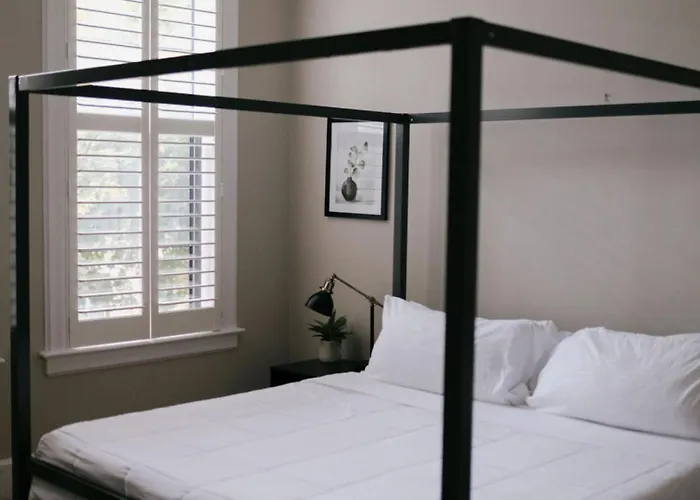 4 Bedroom • Theater • Gym • Walk To Lincoln Park! *