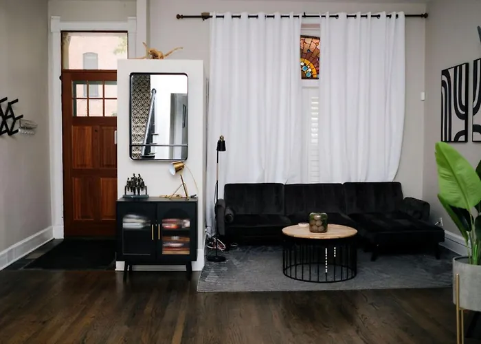 4 Bedroom • Theater • Gym • Walk To Lincoln Park! Сasa de vacaciones