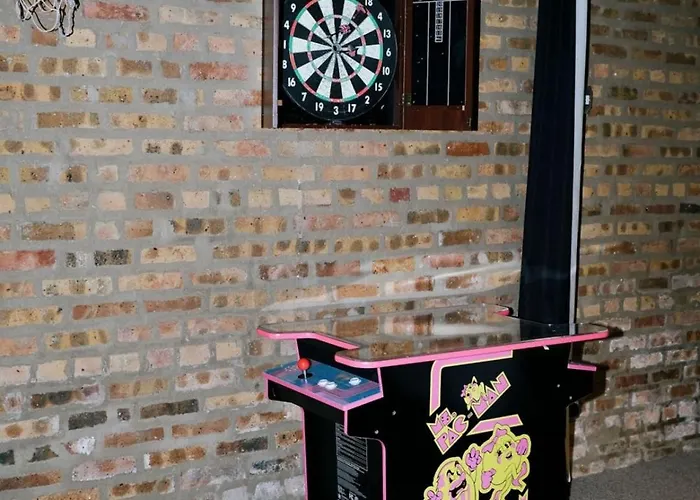 4 Bedroom • Theater • Gym • Walk To Lincoln Park! * Chicago