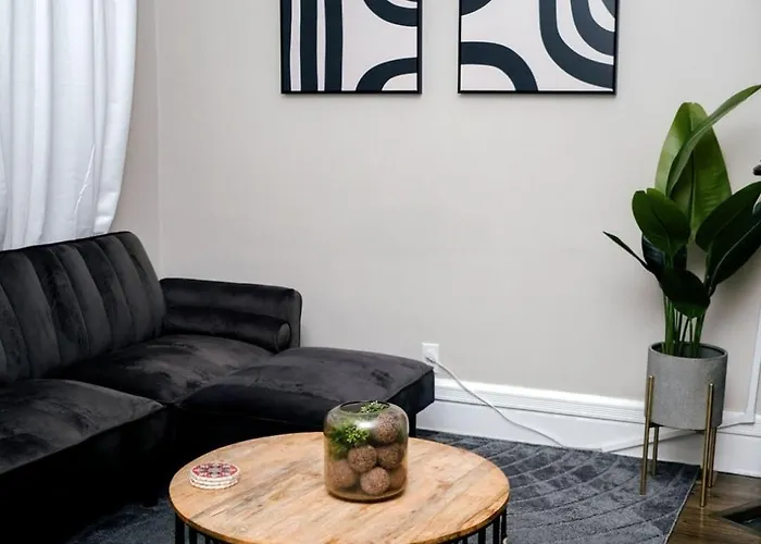 4 Bedroom • Theater • Gym • Walk To Lincoln Park! Сasa de vacaciones