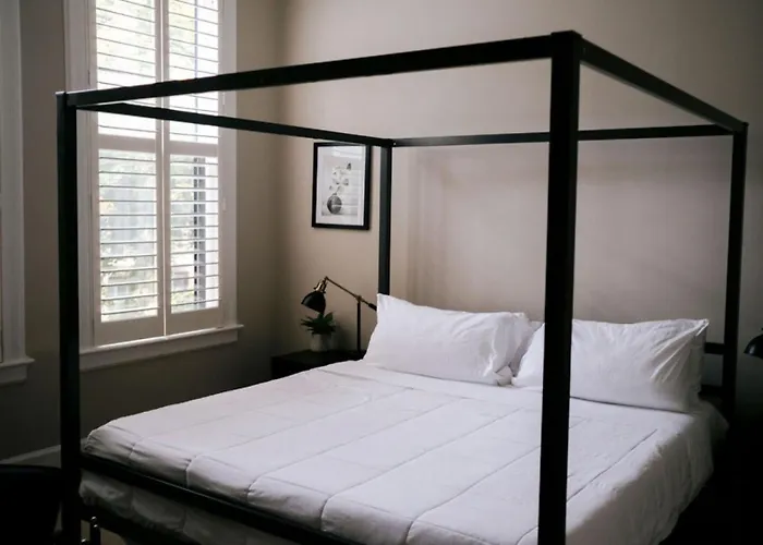 4 Bedroom • Theater • Gym • Walk To Lincoln Park! Сasa de vacaciones