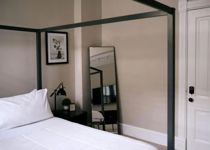4 Bedroom • Theater • Gym • Walk To Lincoln Park! Сasa de vacaciones