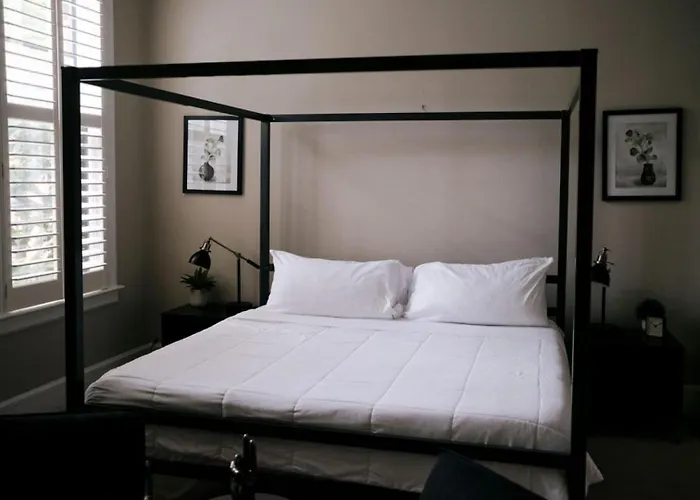 4 Bedroom • Theater • Gym • Walk To Lincoln Park! Chicago