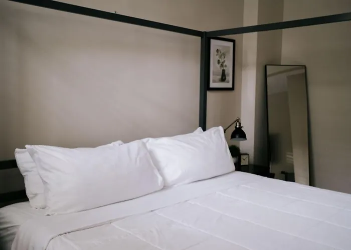 4 Bedroom • Theater • Gym • Walk To Lincoln Park! Сasa de vacaciones