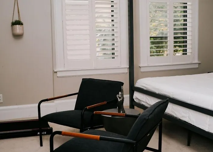 4 Bedroom • Theater • Gym • Walk To Lincoln Park! Сasa de vacaciones