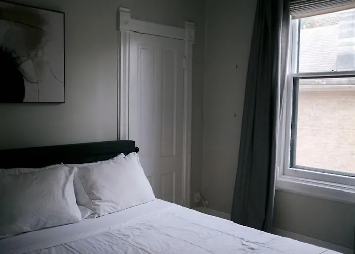 4 Bedroom • Theater • Gym • Walk To Lincoln Park! Сasa de vacaciones