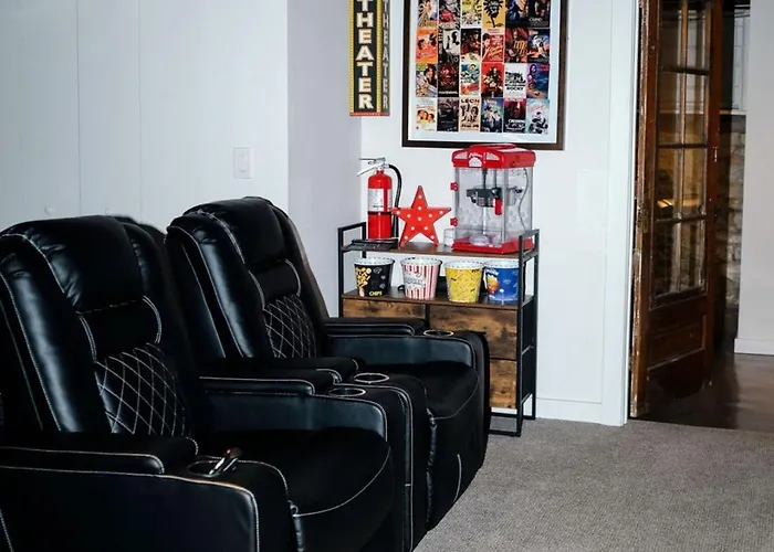 Сasa de vacaciones 4 Bedroom • Theater • Gym • Walk To Lincoln Park! *