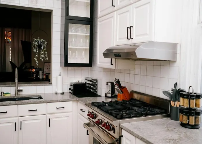 4 Bedroom • Theater • Gym • Walk To Lincoln Park! Сasa de vacaciones *