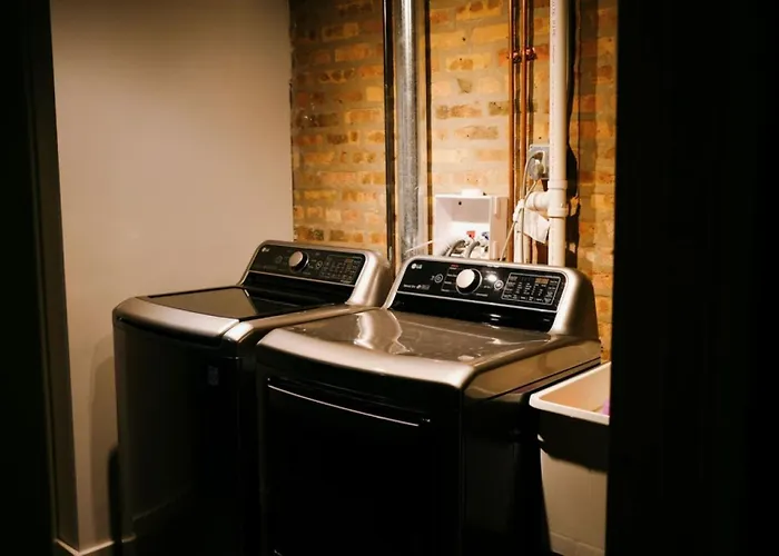 4 Bedroom • Theater • Gym • Walk To Lincoln Park! Chicago